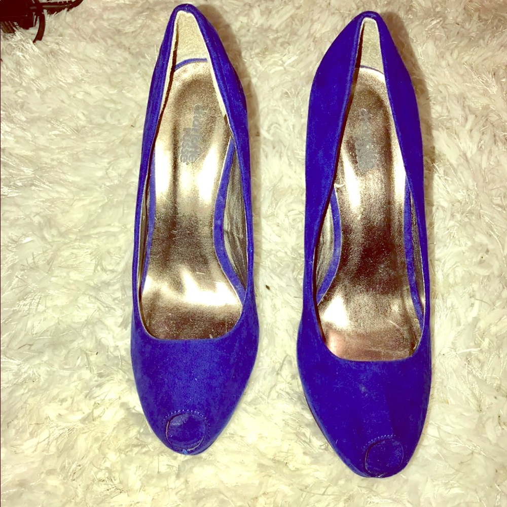 Sets of blue pumps
